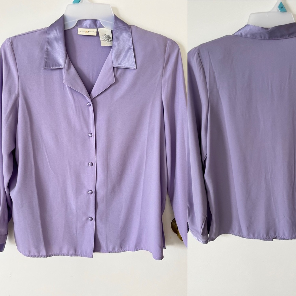 New vintage light purple long-sleeved buttoned blouse. Shoulder pads.
